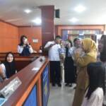 Penjabat (Pj) Gubernur Sumatera Selatan (Sumsel) Agus Fatoni mengecek langsung jalannya pelayanan publik di Kantor Sistem Administrasi Manunggal Satu Atap (Samsat) Palembang III.