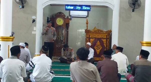 SAFARI JUMAT : Kasat Binmas, AKP Herri Jon Fajri bersama Kapolsek Prabumulih Timur, AKP Herry Sulistyo melaksanakan Safari Jumat di Masjid Al Aqso Kelurahan Prabu Jaya, Jumat. Foto : Ist/IDEPUBLIK.COM