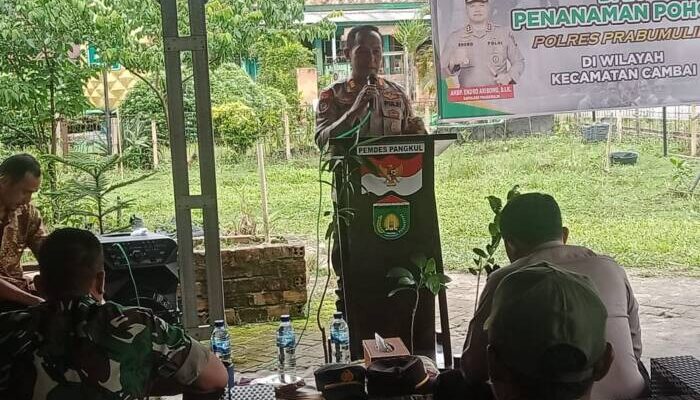 Jumat Curhat Sekaligus Cooling Sistem Pemilu Damai, Polres Prabumulih Bersama Polsek Cambai Tanam Pohon di Desa Pangkul