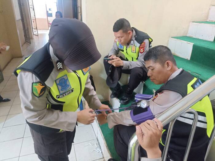 LAYANI : Personel Sie Dokkes Polres Prabumulih memberikan pelayanan kesehatan kepada personel pengamanan PPK, Kamis. Foto : Ist/IDEPUBLIK.COM