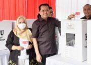 Usai melakukan pemantauan ke sejumlah titik Tempat Pemungutan Suara (TPS) di Kota Palembang, Penjabat (Pj) Gubernur Sumatera Selatan (Sumsel) didampingi Pj Ketua Tim Penggerak Pemberdayaan dan Kesejahteraan Keluarga (TP PKK) Tyas Fatoni menggunakan hak suaranya dalam Pemilihan Umum (Pemilu) 2024.
