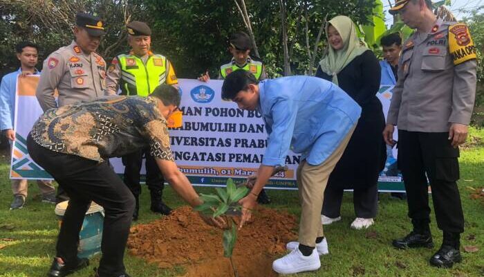 Jumat Curhat, Wakapolres Prabumulih Ajak Civitas Akademika UNPRA Tanam Pohon