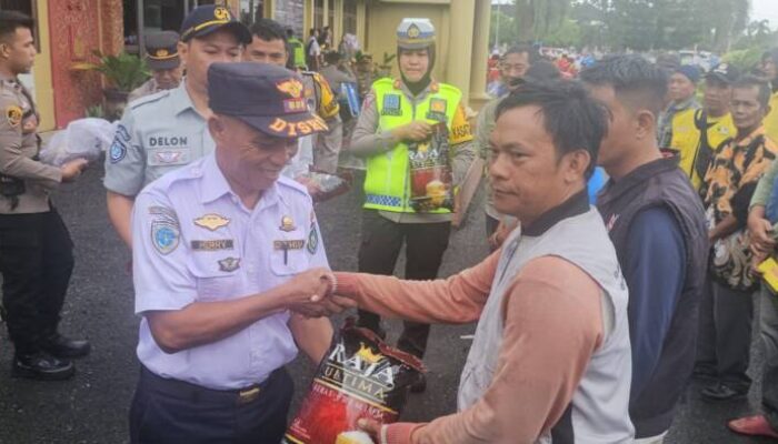 Satlantas Polres Prabumulih Berbagi Bersama Tukang Ojek Jelang Ramadhan