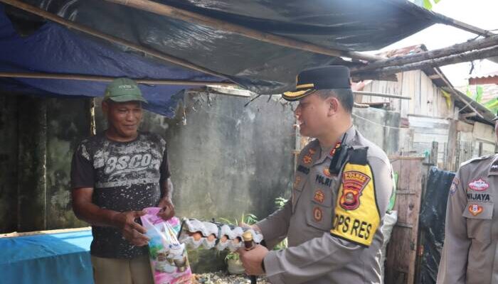 Kapolres Prabumulih Kembali Door to Door Bagikan Sembako, Kali Ini Sasaran Kelurahan Tugu Kecil