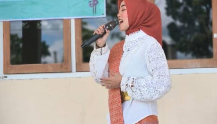 Berbalut Kebaya Kartini, Peserta Lomba Adu Skill Nyanyi