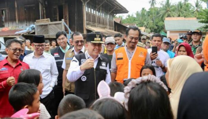 Tinjau Korban Terdampak Banjir di OKU, Agus Fatoni Bakal Perbaiki Jembatan yang Putus 