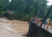 Luapan air sungai Lengkayap mengakibatkan dua jembatan yang menhubungkan desa Lubuk Dalam dan desa Negeri Ratu Kecamatan Lengkiti putus.