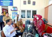 Presiden RI Joko Widodo (Jokowi) dalam rangka kunjungan kerja di Pasar Sumsel mengunjungi beberapa lokasi, salah satunya menjau pelayanan fasilitas Rumah sakit Umum Rupit. Foto: Humas Pemprov Sumsel