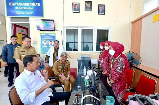 Presiden RI Joko Widodo (Jokowi) dalam rangka kunjungan kerja di Pasar Sumsel mengunjungi beberapa lokasi, salah satunya menjau pelayanan fasilitas Rumah sakit Umum Rupit. Foto: Humas Pemprov Sumsel