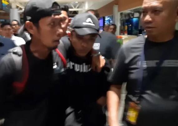 Tim Gabungan Bekuk Otak Pelaku Pembunuhan Karyawan Koperasi, Tiba di Bandara SMB II Langsung Digiring Petugas