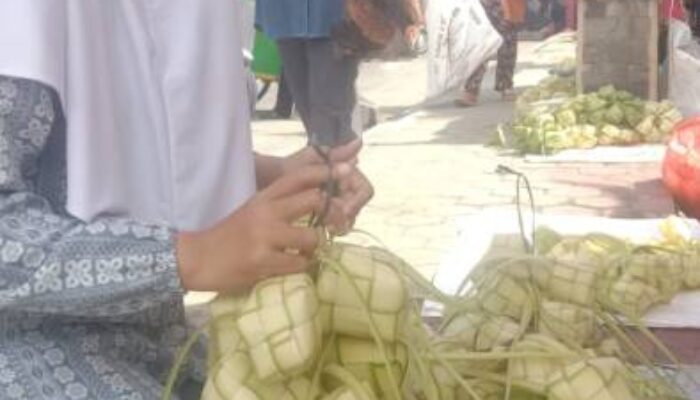 Laris Manis, Pedagang Daun Ketupat Ramaikan Pasar Tradisional Martapura, Pembeli: Sudah Tradisi Setiap Jelang Lebaran