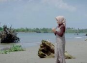 Lirik lagu "Buruak Parangai" yang dibawakan Indah Delvia belakangan menjadi viral. Foto: Tangkapan layar Channel YouTube Diva Management.