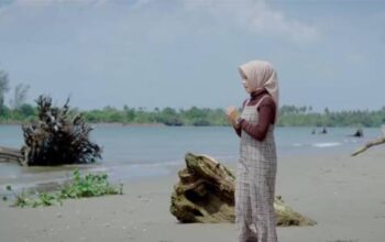 Lirik lagu "Buruak Parangai" yang dibawakan Indah Delvia belakangan menjadi viral. Foto: Tangkapan layar Channel YouTube Diva Management.