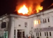 Kantor Bupati Kabupaten OKU Terbakar, Api Tiba-tiba Muncul di Bagian Atas Gedung