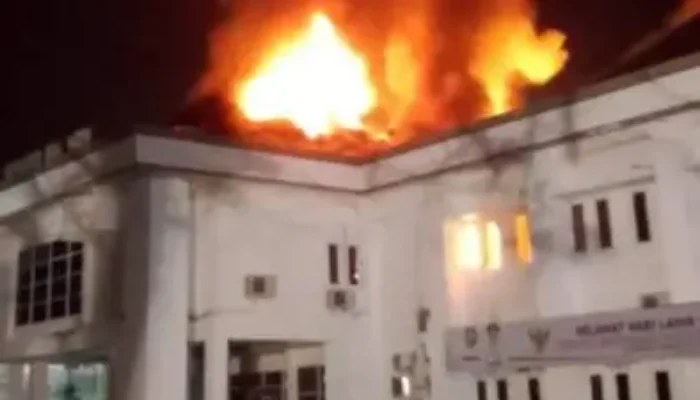 Kantor Bupati Kabupaten OKU Terbakar, Api Tiba-tiba Muncul di Bagian Atas Gedung