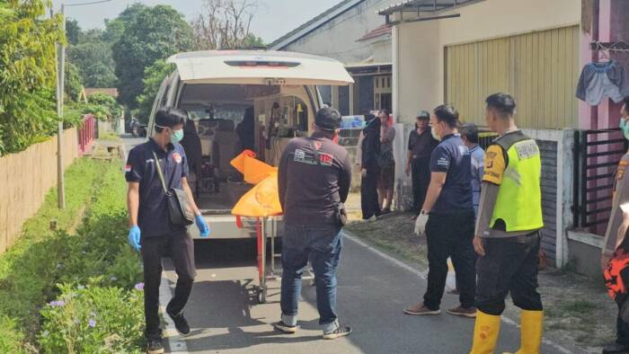 EVAKUASI: Kasatrekrim, AKP Herli Setiawan SH MH bersama Kapolsek Prabumulih Timur, AKP Herry Sulistyo mengecek TKP gantung diri di sebuah rumah di Jalan Krakatau Kelurahan Gunung Ibul, Senin pagi, Senin. Foto : Ist/FAJARSUMSEL.COM