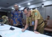 Plh Sekda Edward Candra Bersama Tim Pokja RZWP-3-K Tanda Tangani Deklarasi Penyepakatan Dokumen Final Pasca Konsultasi Publik Materi Teknis Muatan Perairan Pesisir