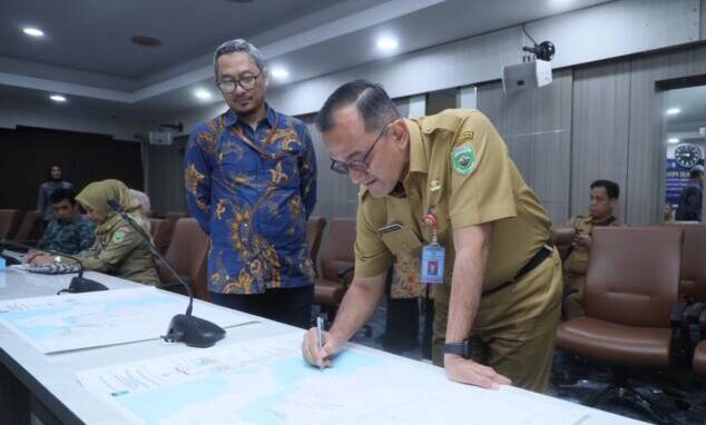 Plh Sekda Edward Candra Bersama Tim Pokja RZWP-3-K Tanda Tangani Deklarasi Penyepakatan Dokumen Final Pasca Konsultasi Publik Materi Teknis Muatan Perairan Pesisir