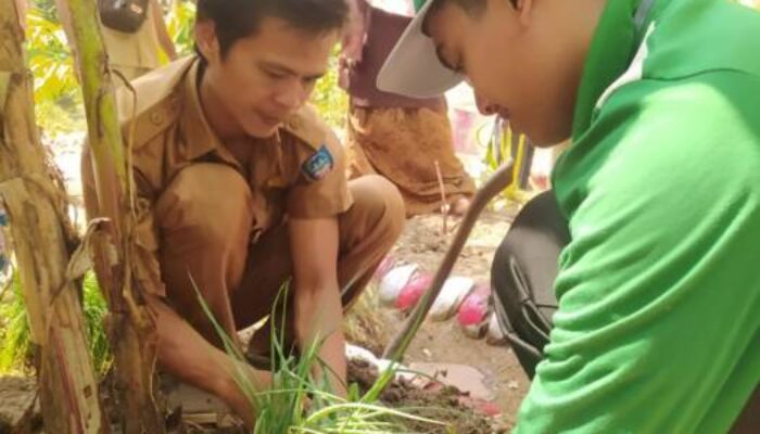 Bersama Mahasiswa Membangun Semangat Warga Mengolah dan Menghias Lahan Toga Desa Karta Negara