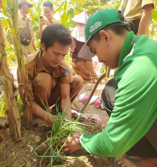 Bersama Mahasiswa Membangun Semangat Warga Mengolah dan Menghias Lahan Toga Desa Karta Negara