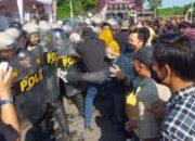 Saling Dorong, Polisi dan Massa Bentrok, Mobil Water Cannon Diterjunkan 