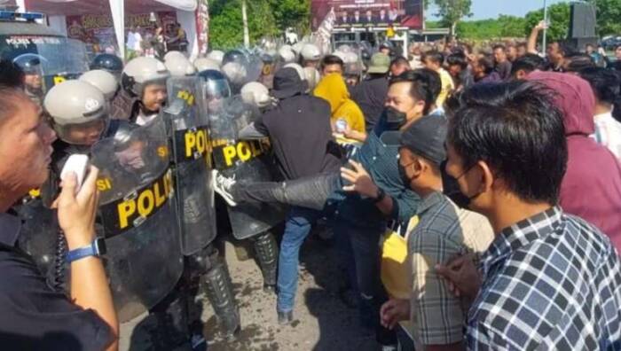 Massa dan aparat kepolisian terlibat bentrok saat simulasi Sispamkota Pilkada serentak 2024 dì Kabupaten OKU Timur. Foto: Indra/idsumsel