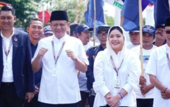 Pasangan Calon Bupati (Cabup) dan Calon Wakil Bupati (Cawabup) OKU Timur Ir H Lanosin MT- HM Adi Nugraha Purna Yudha SH (Enos-Yudha) resmi mendaftarkan diri ke KPU OKU Timur, Rabu 28 Agustus 2024.