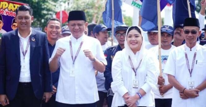 Pasangan Calon Bupati (Cabup) dan Calon Wakil Bupati (Cawabup) OKU Timur Ir H Lanosin MT- HM Adi Nugraha Purna Yudha SH (Enos-Yudha) resmi mendaftarkan diri ke KPU OKU Timur, Rabu 28 Agustus 2024.