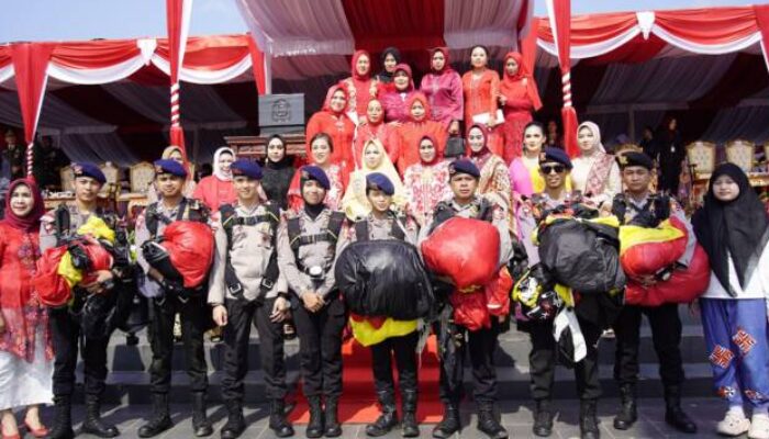 8 Penerjun Payung Meriahkan HUT RI ke 79, Kirbarkan 5 Bendera di Udara