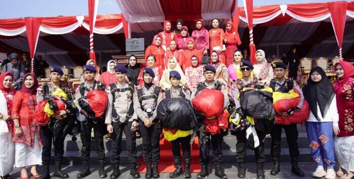 Bekerjasama dengan Polres OKU Timur, Pemerintah Kabupaten OKU Timur menyuguhkan atraksi terjun payung Sabtu, 17 Agustus 2024.