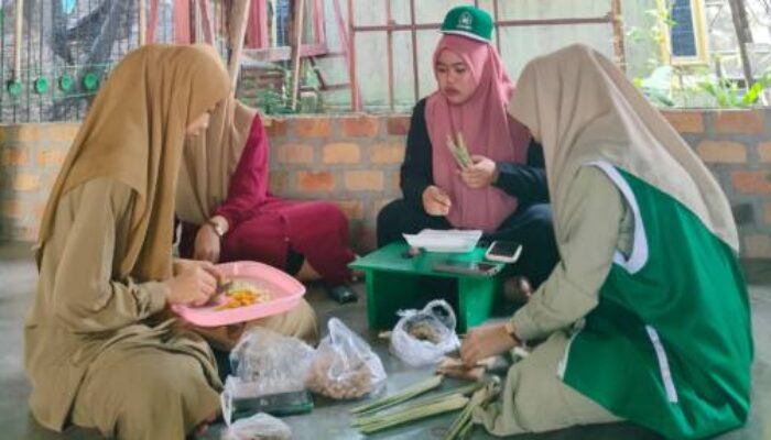 Praktis! Mahasiswa KKN-T Mandiri III Buat Jamu Herbal Fermentasi dari Bahan Rempah- Rempah untuk Ternak Ayam Bangkok