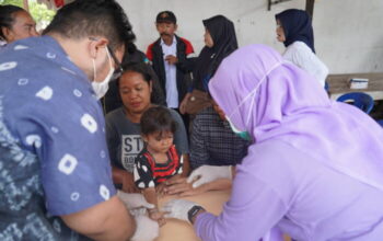 PT Bukit Asam Tbk (PTBA) Unit Dermaga Kertapati menggelar pengobatan gratis dan penanganan anak stunting