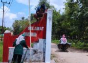 Penuh Semangat, Mahasiswa KKN UNUHA Percantik Gapura Desa