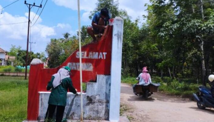 Penuh Semangat, Mahasiswa KKN UNUHA Percantik Gapura Desa