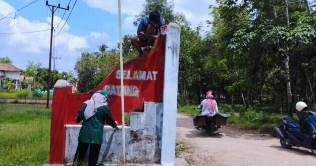 Mahasiswa KKN UNUHA Percantik Gapura Desa