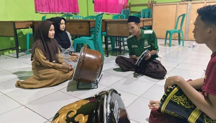 Mahasiswa KKN-T Mandiri 3 Sukaraja Ajarkan Seni Musik Islami Hadroh pada Santri Ponpes Nurul Huda