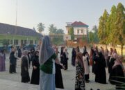 Mahasiswa KKN yang berada di Arama Putri SMK Nurul Huda melaksanakan senam sehat bersama para santri di halaman SMK.