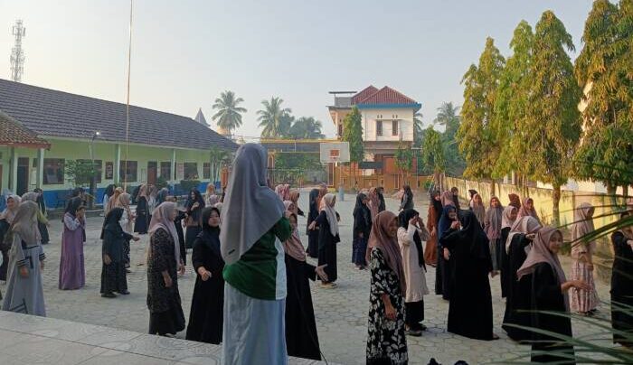 Mahasiswa KKN yang berada di Arama Putri SMK Nurul Huda melaksanakan senam sehat bersama para santri di halaman SMK.