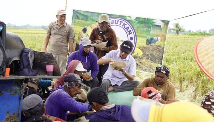 Yudha Makan Bersama Masyarakat di Tengah Sawah