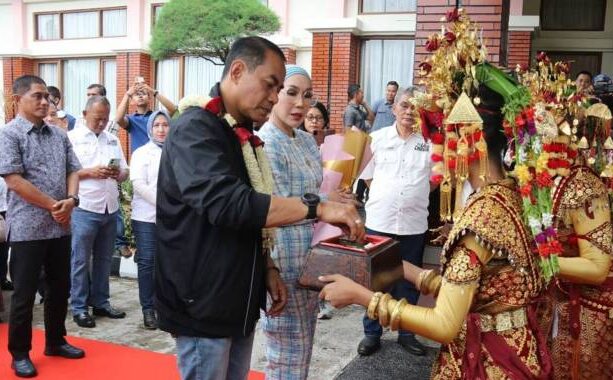 Irjen Andi Rian R Djajadi Sik MH beserta istri Nyonya Dewwy Andi Rian mendarat di bandara Sultan Mahmud Badaruddin II Palembang.