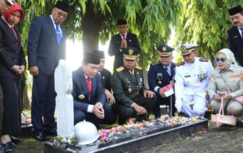 Penjabat (Pj) Gubernur Sumatera Selatan Elen Setiadi menggelar upacara Hari Pahawan tahun 2024 di Taman Makam Pahlawan Ksatria Ksetra Siguntang Palembang, Minggu (10/11/2024) pagi.