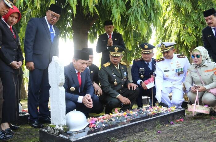 Penjabat (Pj) Gubernur Sumatera Selatan Elen Setiadi menggelar upacara Hari Pahawan tahun 2024 di Taman Makam Pahlawan Ksatria Ksetra Siguntang Palembang, Minggu (10/11/2024) pagi.