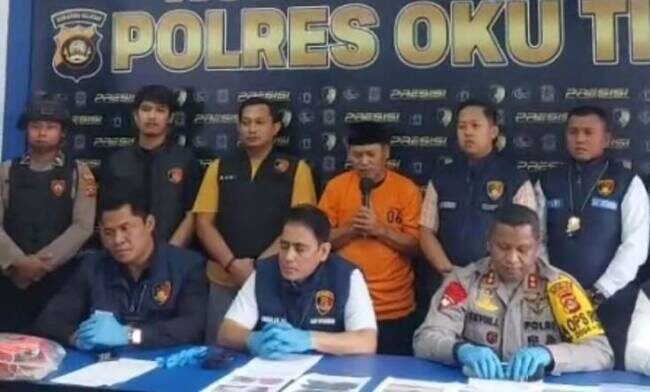 Kapolres OKU Timur, AKBP Kevin Leleury dìdampingi Kasat Reskrim, AKP Mukhlis saat konferensi pers terkait penangkapan Kades Sidodadi, Belitang. Foto: Indra/idsumsel