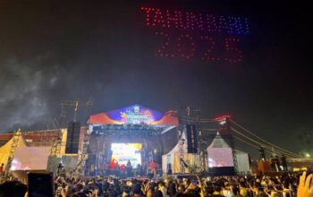 Drone Show Sambut Tahun Baru 2025 Bikin Langit Palembang Berwarna 