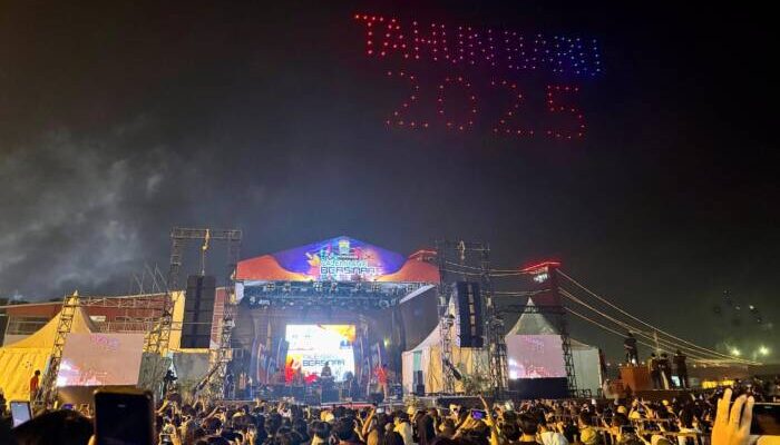 MERIAH! Drone Show Sambut Tahun Baru 2025 Bikin Langit Palembang Berwarna 