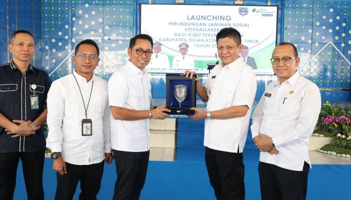 Peduli Bidang Tenaga Kerja, Bupati OKU Timur Lanosin Terima Penghargaan dari BPJS Ketenagakerjaan