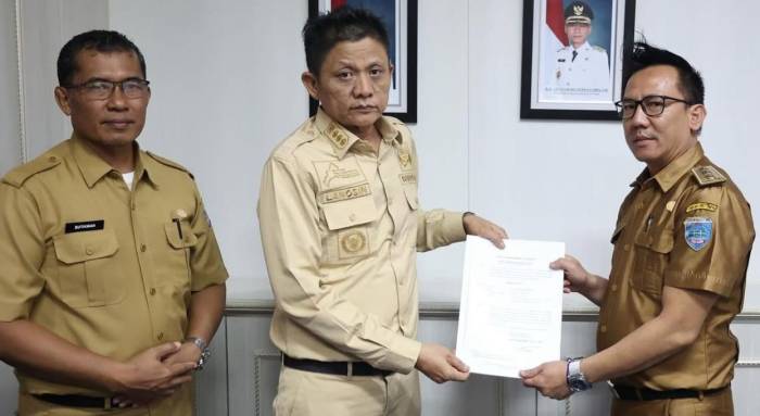 Bupati OKU Timur H. Lanosin menyerahkan Surat Keputusan (SK) Plt. Direktur RSUD Martapura kepada dr. H. Gondo Roleli. Foto: ist/Diskominfo OKUT