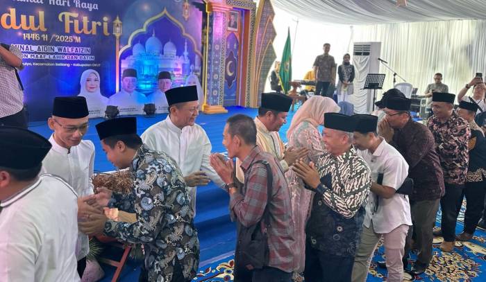 Gubernur Sumatra Selatan H. Herman Deru bersama Bupati OKU Timur Ir. H. Lanosin, M.T., M.M. beserta keluarga memanfaatkan momen Hari Raya Idul Fitri 1446 H dengan menggelar Halal Bihalal di Desa Sidomulyo Kecamatan Belitang