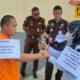 Polisi menggelar rekonstruksi kasus penembakan ibu kandung oleh anaknya sendiri yang menewaskan korban berinisial HF (50), seorang Pjs Kepala Desa Bangun Rejo.