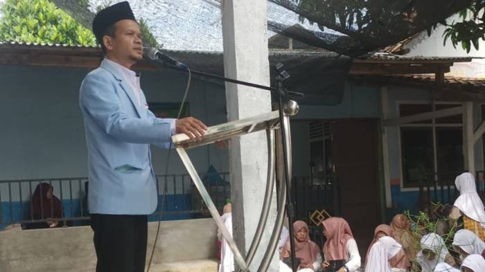 Dr. Ir. Muhammad Fathoni, M.T. selaku Wakil Ketua I DPD BKPRMI Kabupaten OKU Timur memberi sambutan saat pembukaan FASI tingkat kecamatan BP Peliung. Foto: ist